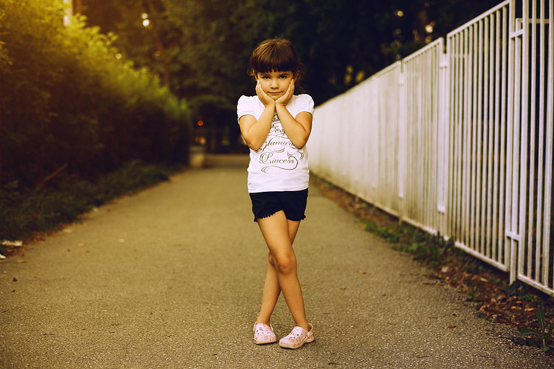 Niña posando